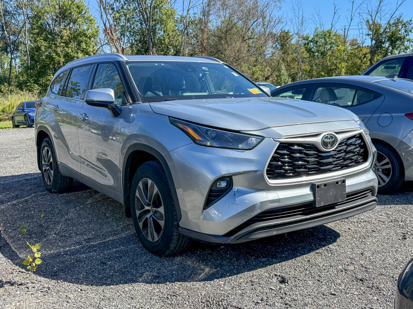 Photo view of 2022 Toyota Highlander in Silver