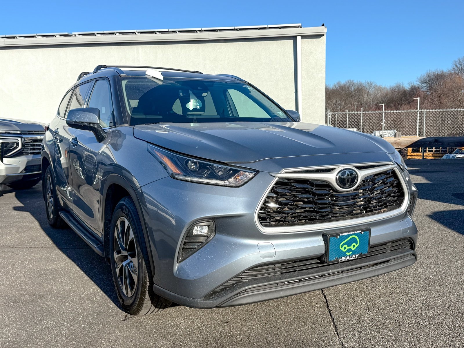 Photo view of 2021 Toyota Highlander in White