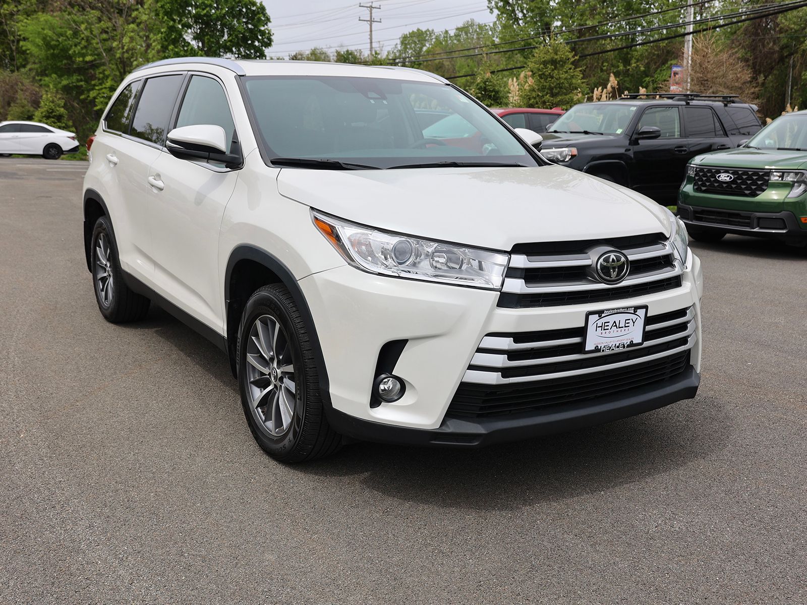 Photo view of 2019 Toyota Highlander in White