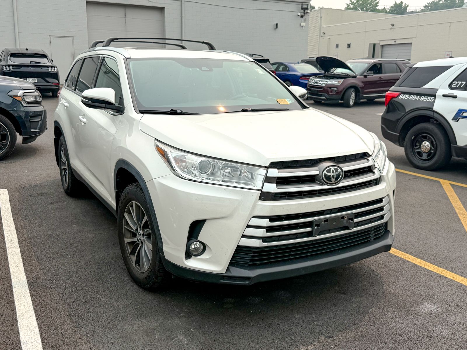 Photo view of 2019 Toyota Highlander in White