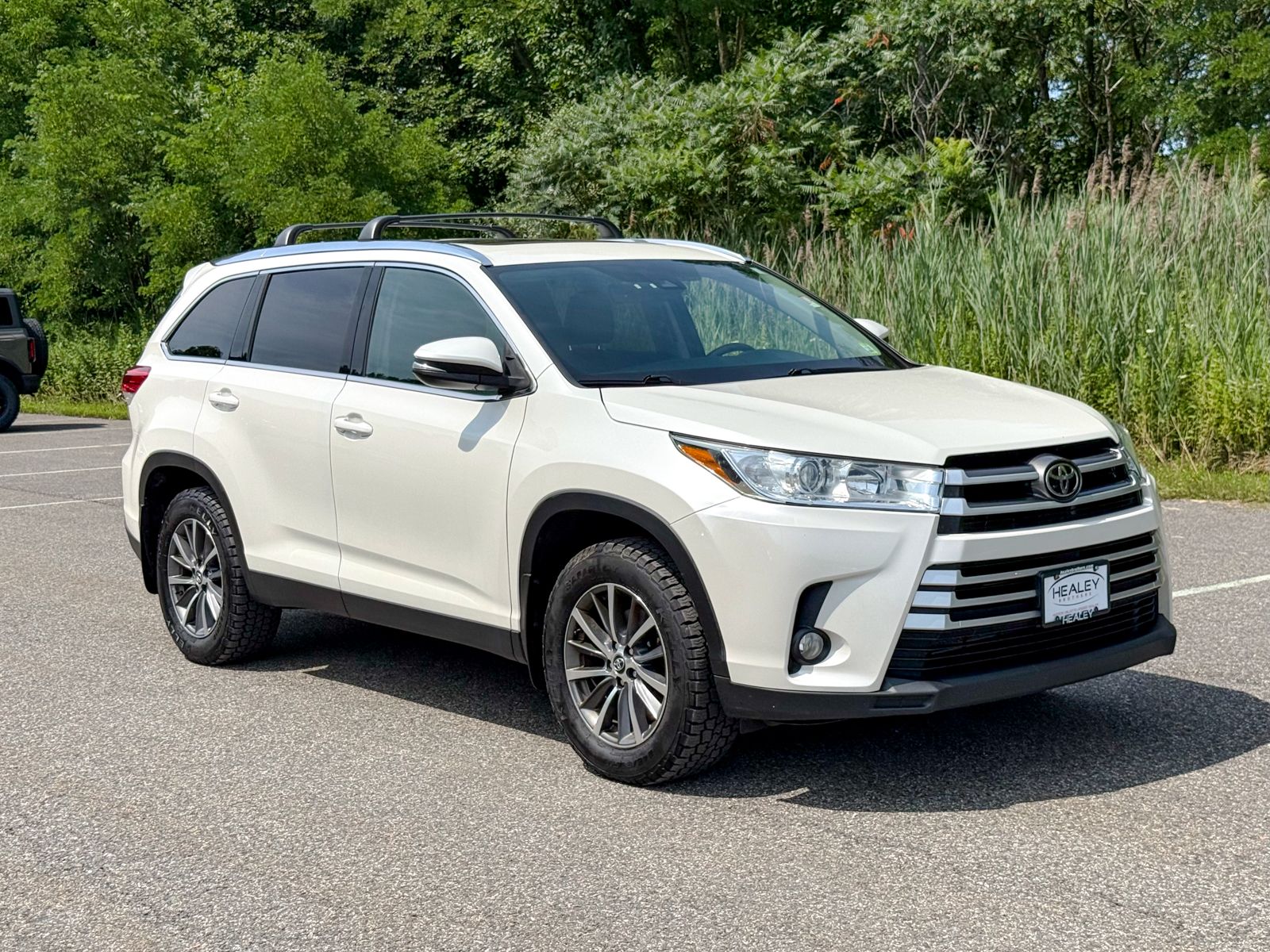 Photo view of 2019 Toyota Highlander in White