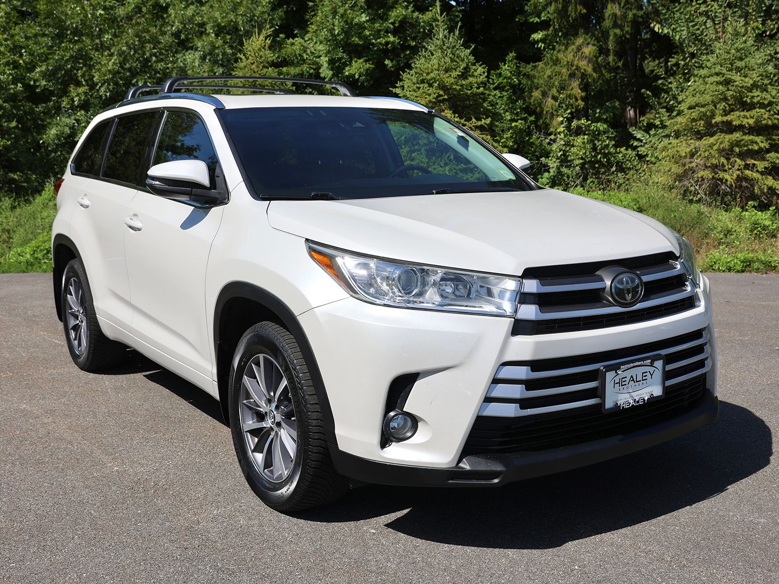 Photo view of 2018 Toyota Highlander in White