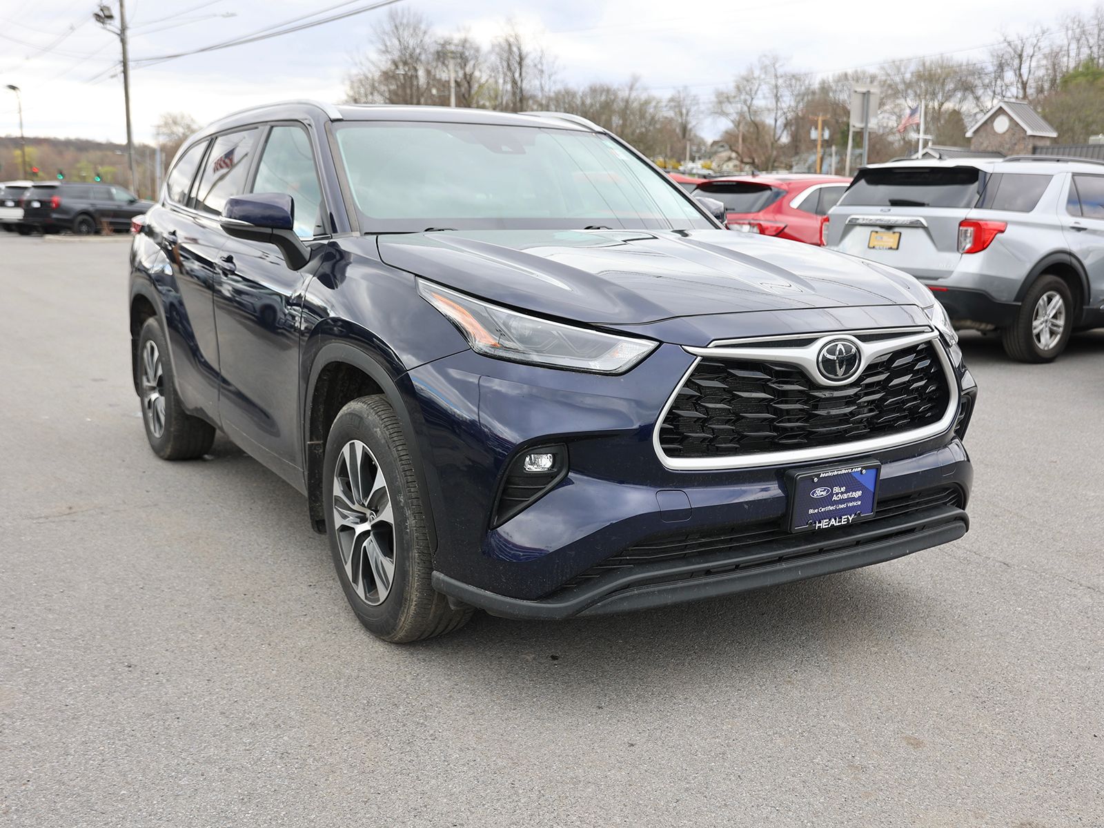 Photo view of 2023 Toyota Highlander in Blue