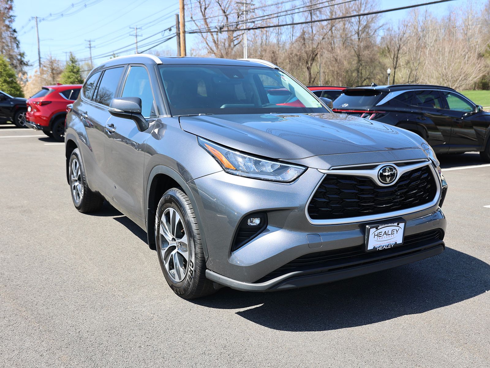 Photo view of 2023 Toyota Highlander in Gray