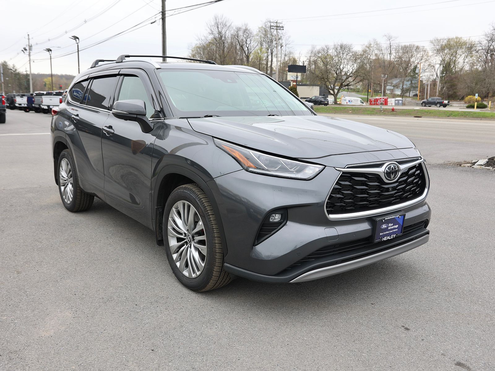 Photo view of 2023 Toyota Highlander in 