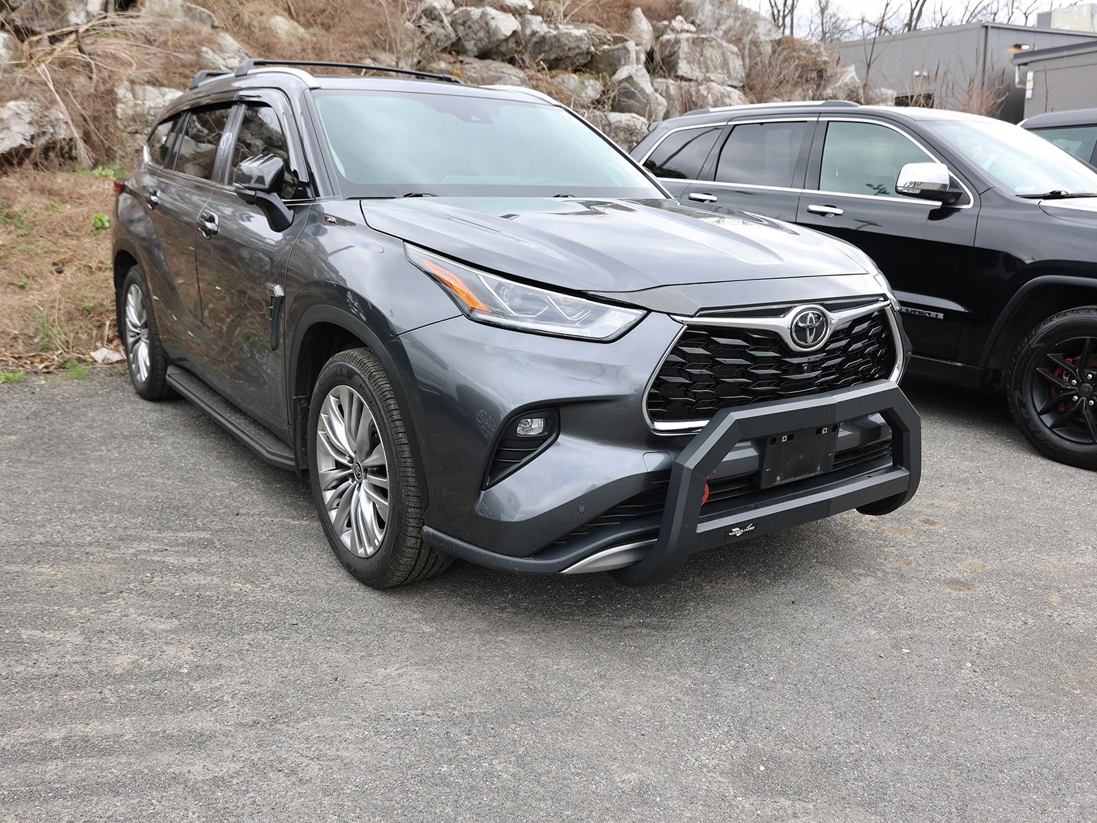 Photo view of 2023 Toyota Highlander in