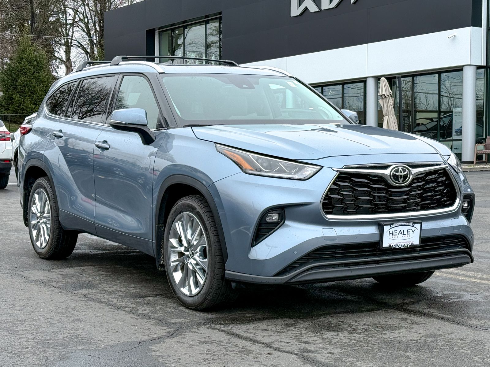 Photo view of 2023 Toyota Highlander in Blue