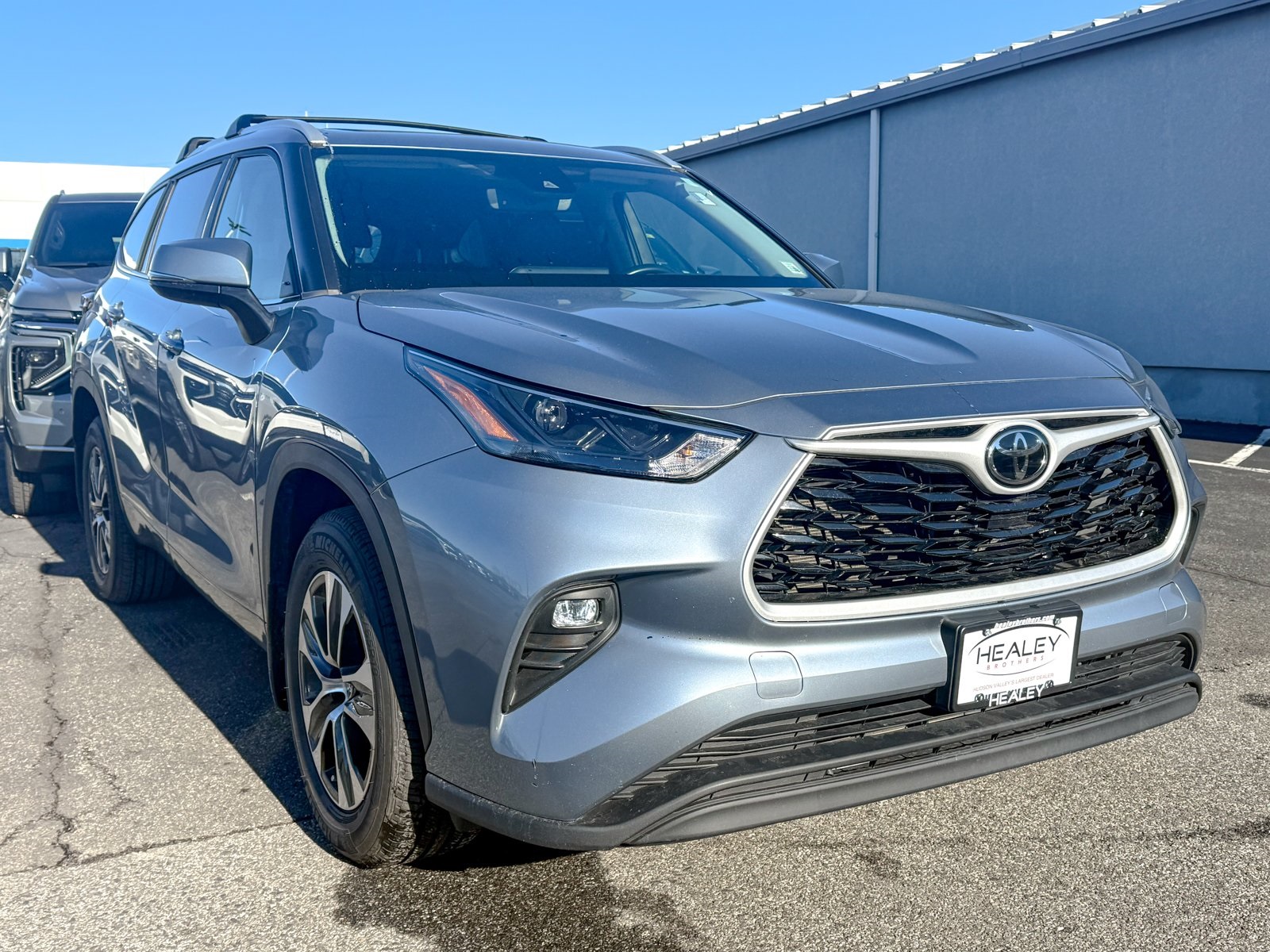 Photo view of 2023 Toyota Highlander in Gray