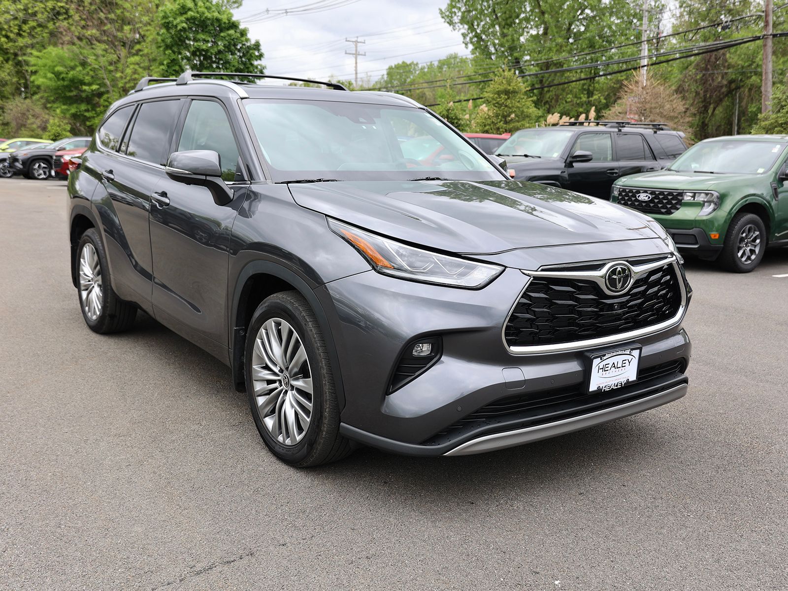 Photo view of 2023 Toyota Highlander in Gray