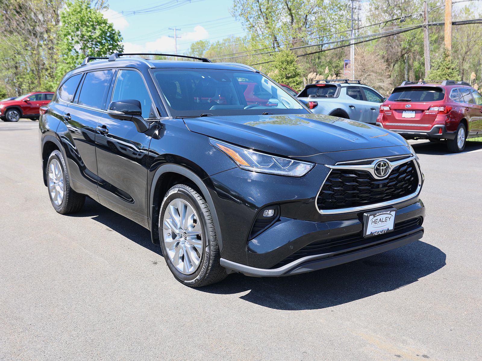 Photo view of 2023 Toyota Highlander in Black