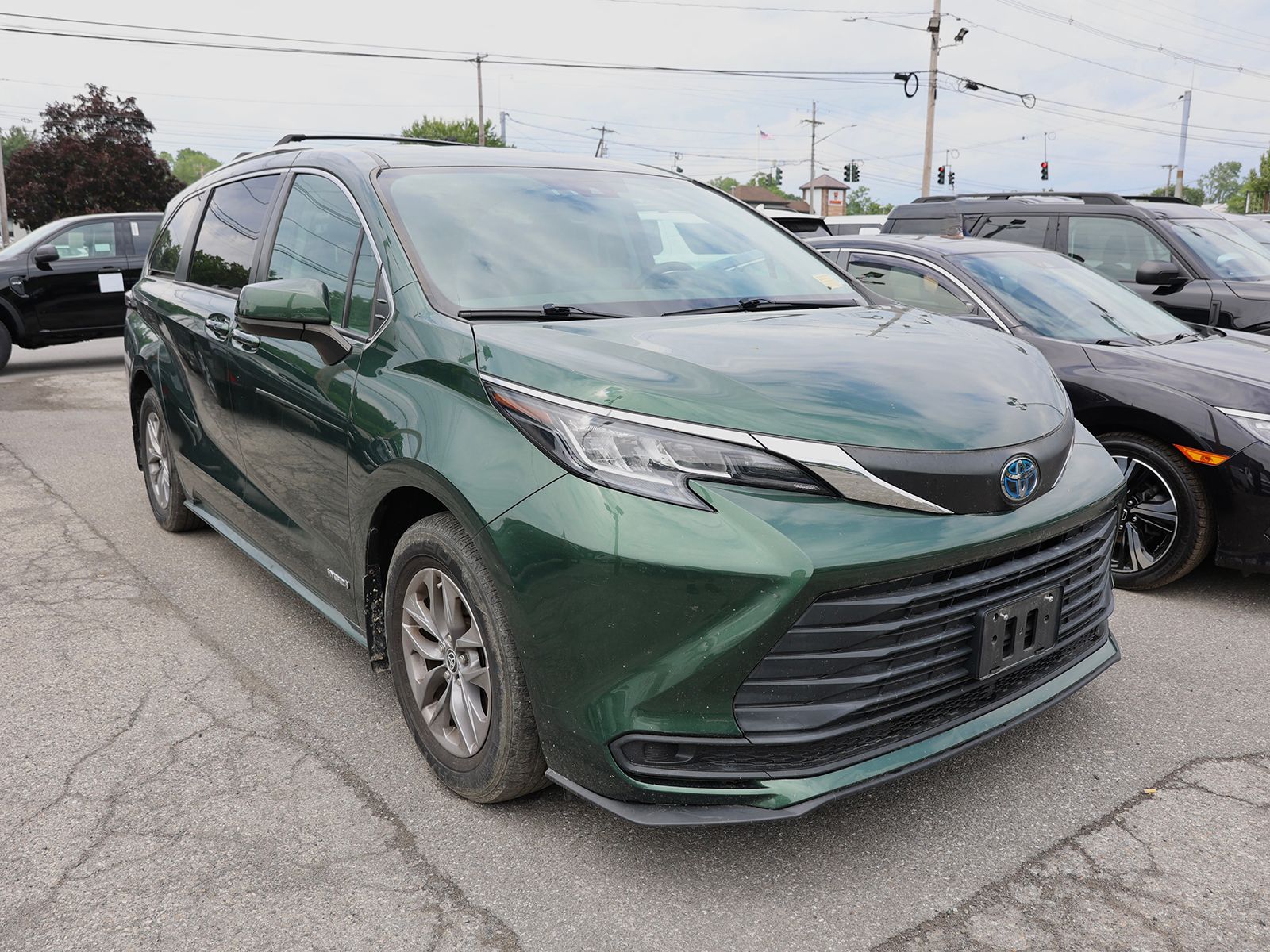 Photo view of 2021 Toyota Sienna in Green