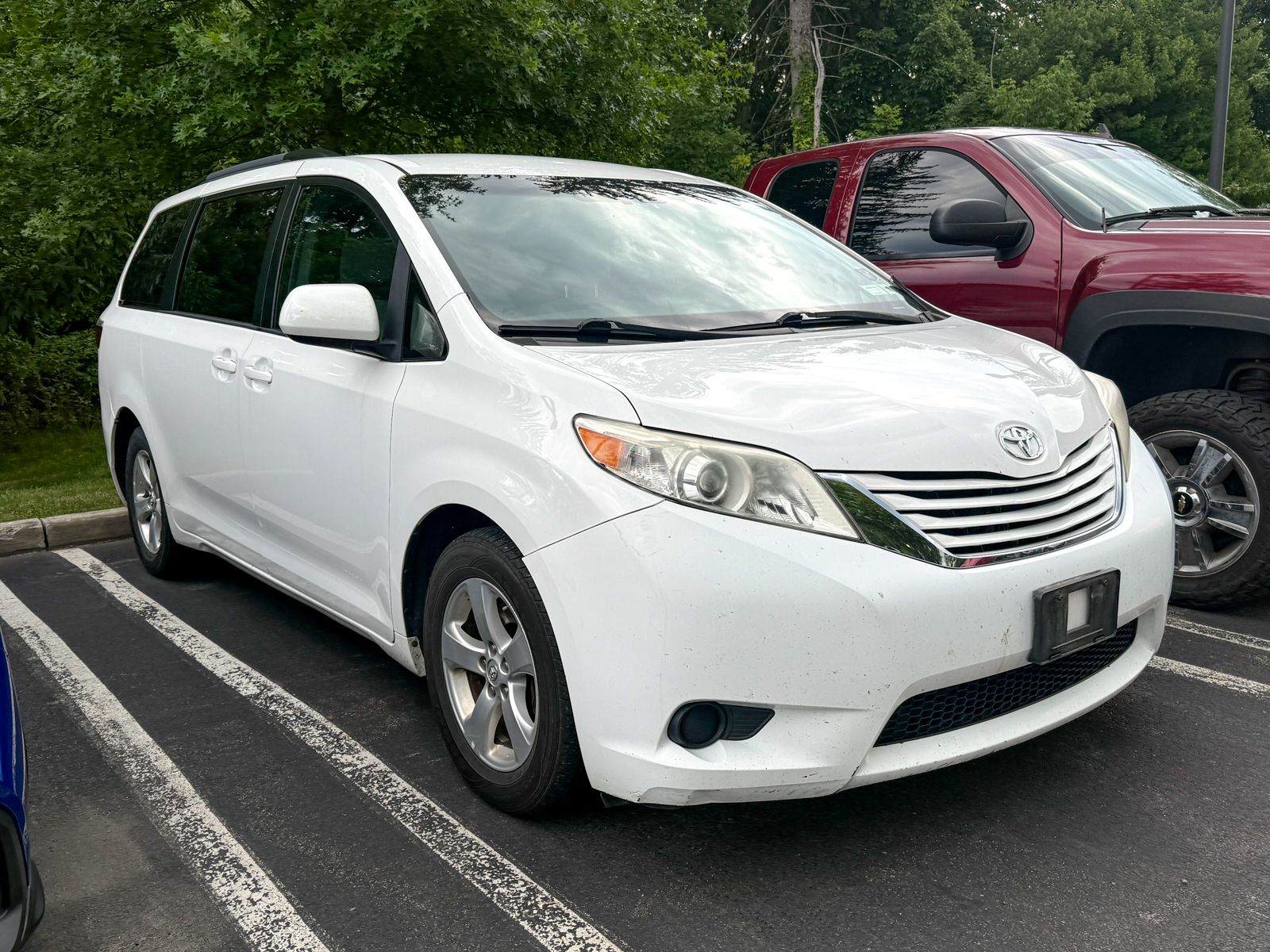 Photo view of 2017 Toyota Sienna in White