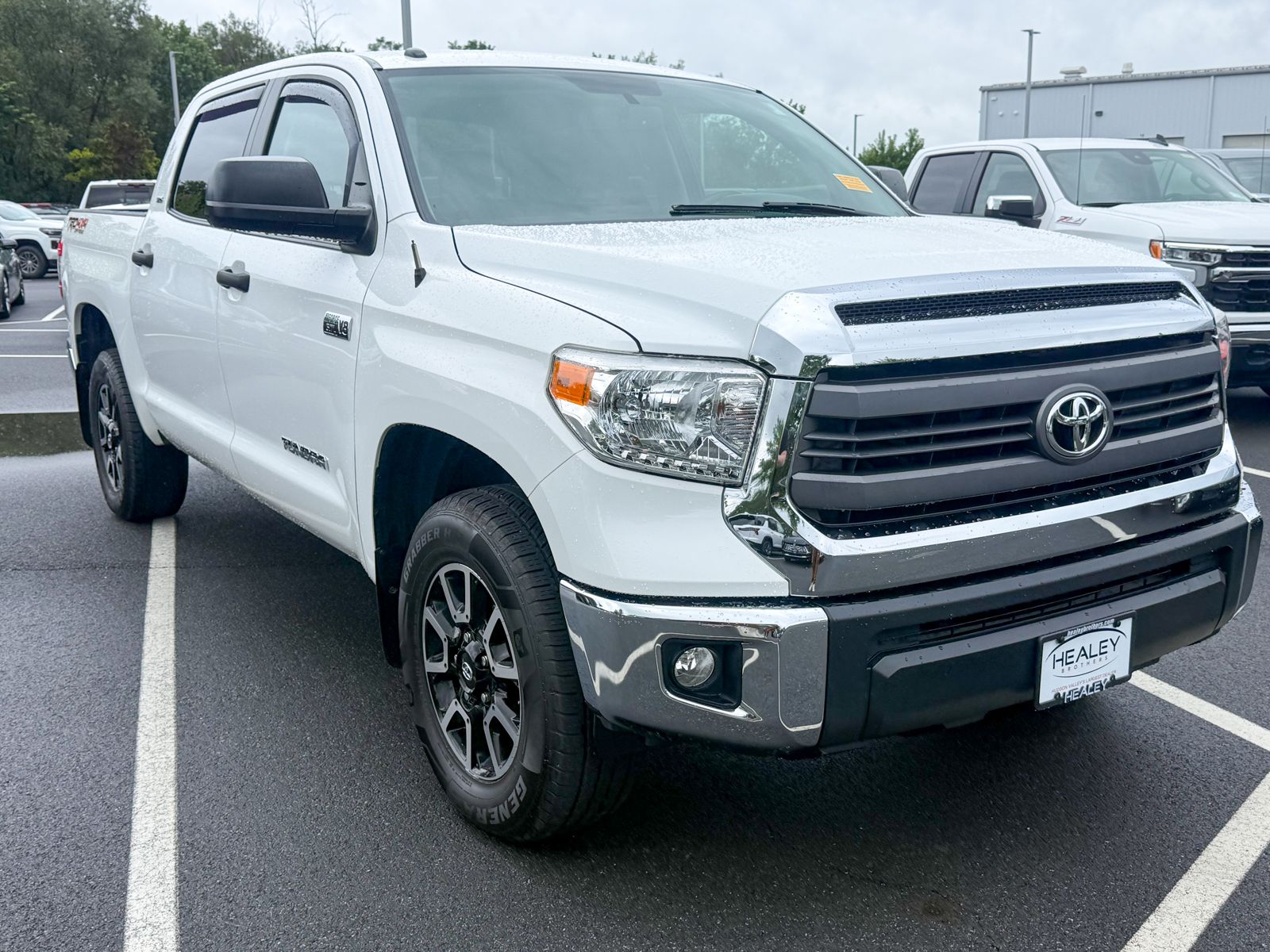 Photo view of 2015 Toyota Tundra in White