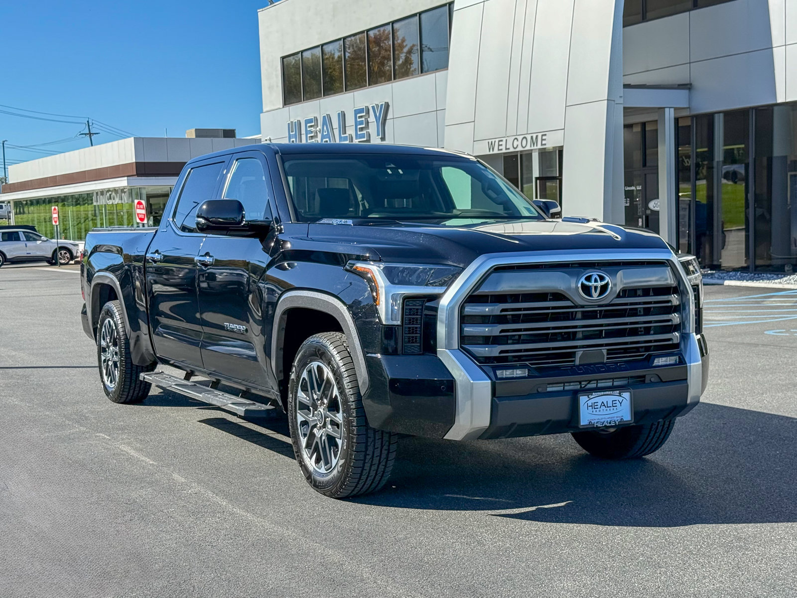 Photo view of 2023 Toyota Tundra 4WD in Black