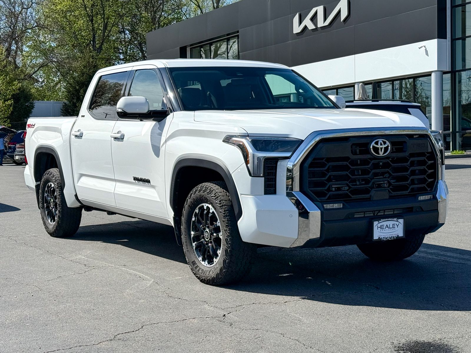 Photo view of 2022 Toyota Tundra in White