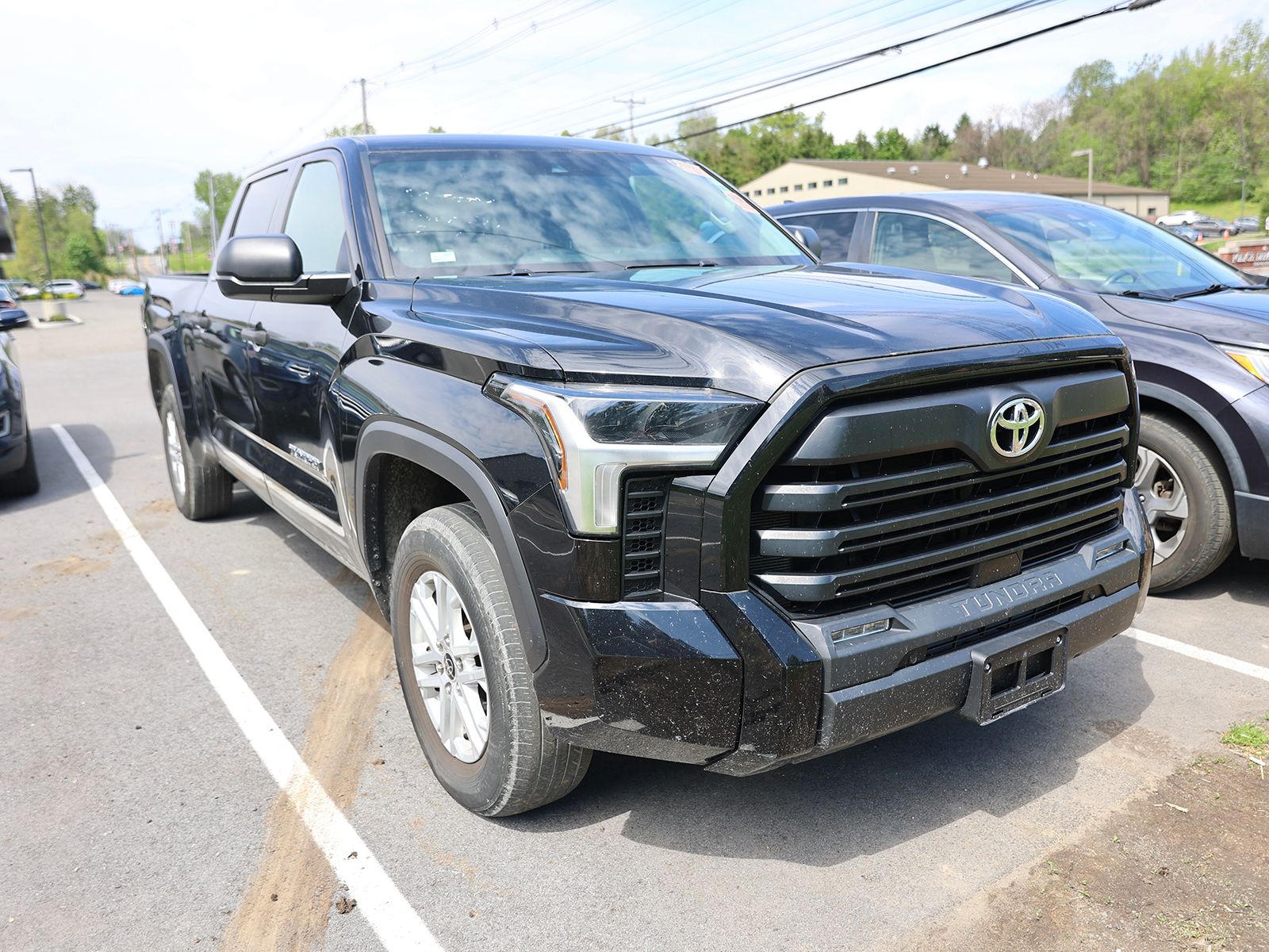 Photo view of 2022 Toyota Tundra in Black