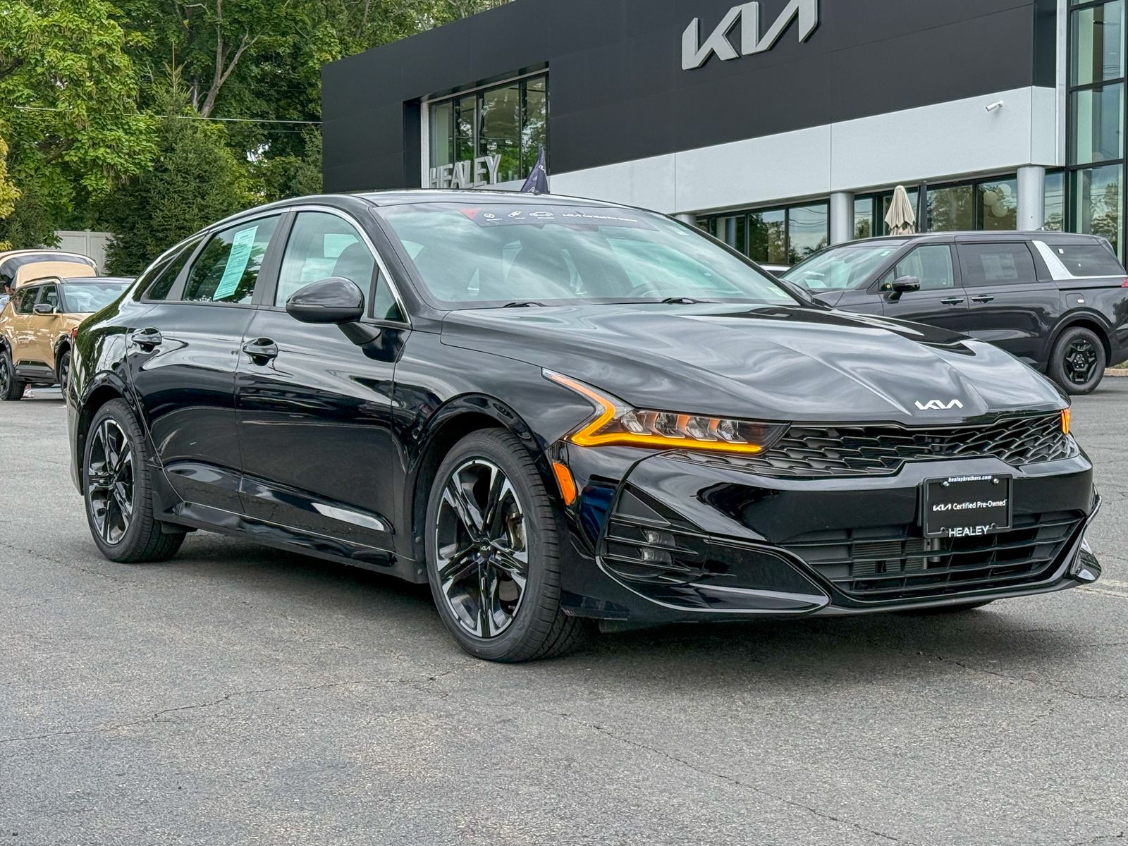 Photo view of 2022 Kia K5 in Black