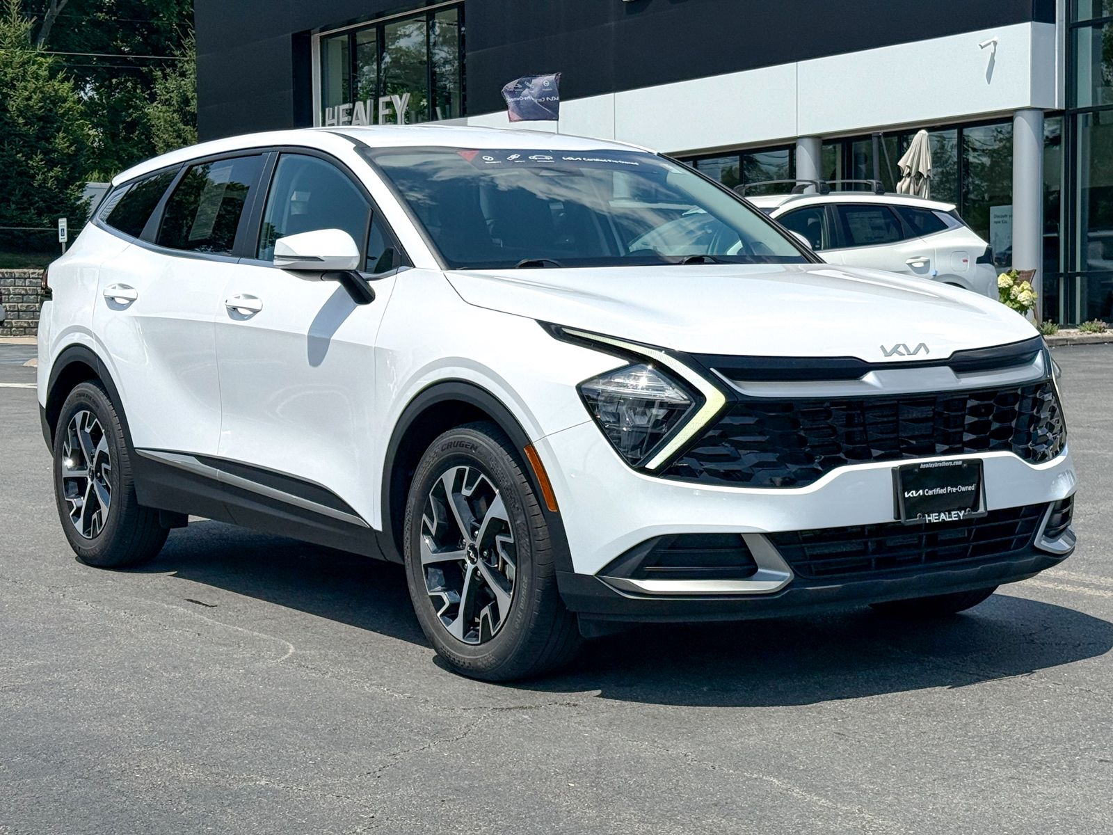 Photo view of 2023 Kia Sportage in White