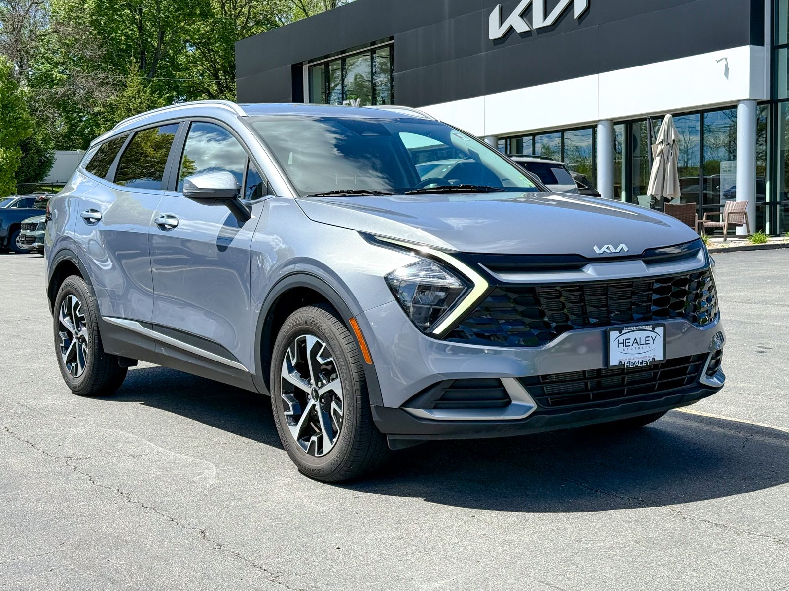 Photo view of 2023 Kia Sportage in Silver