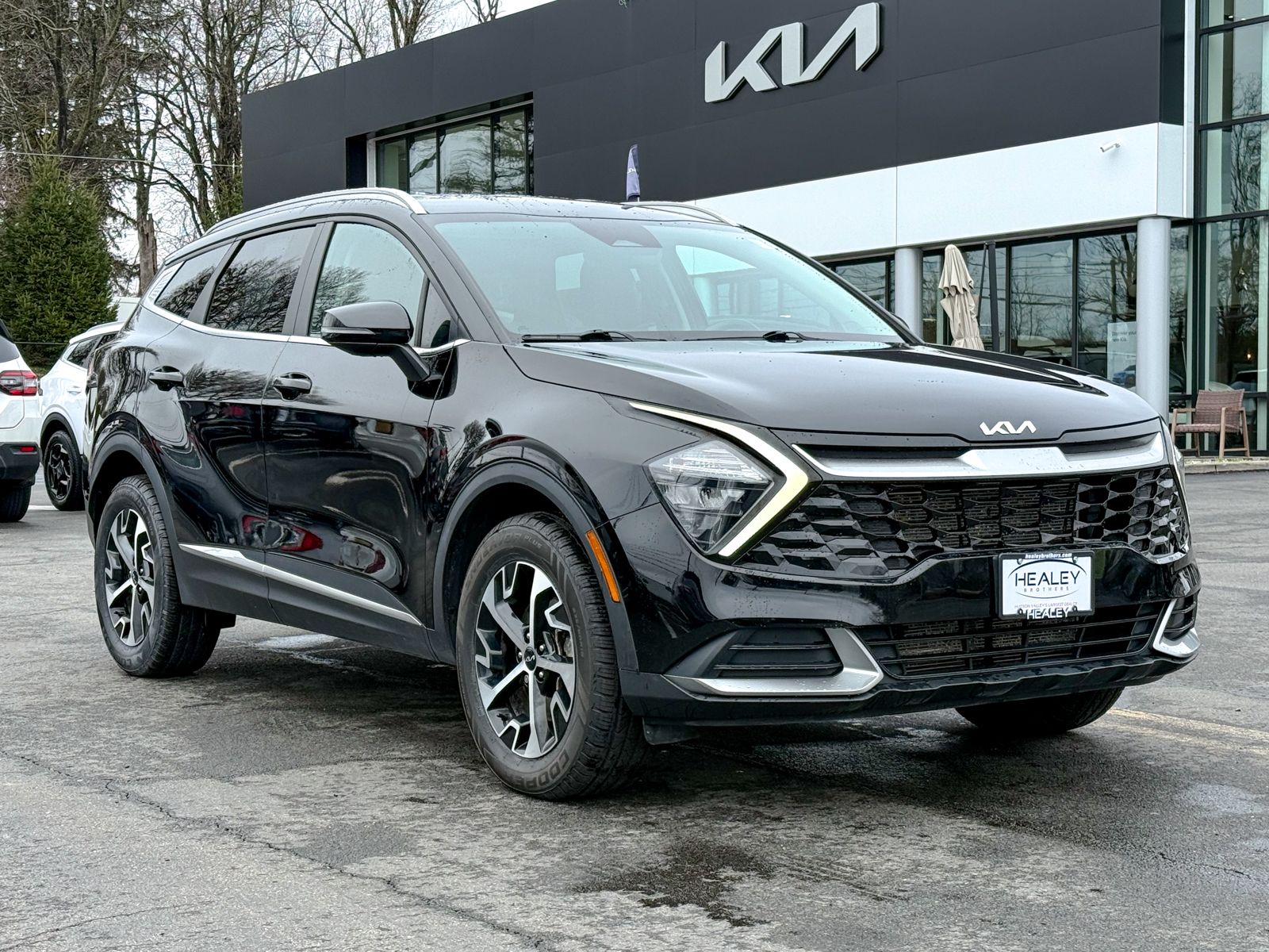 Photo view of 2023 Kia Sportage in Black
