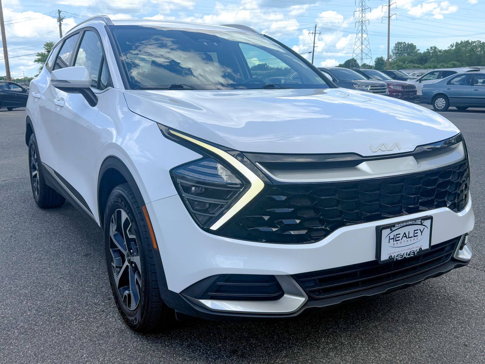 Photo view of 2024 Kia Sportage in White