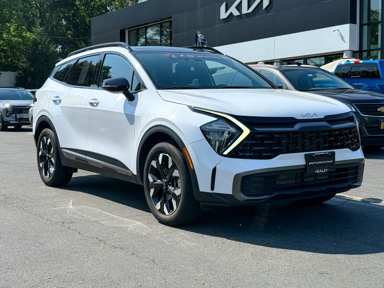 Photo view of 2023 Kia Sportage in White
