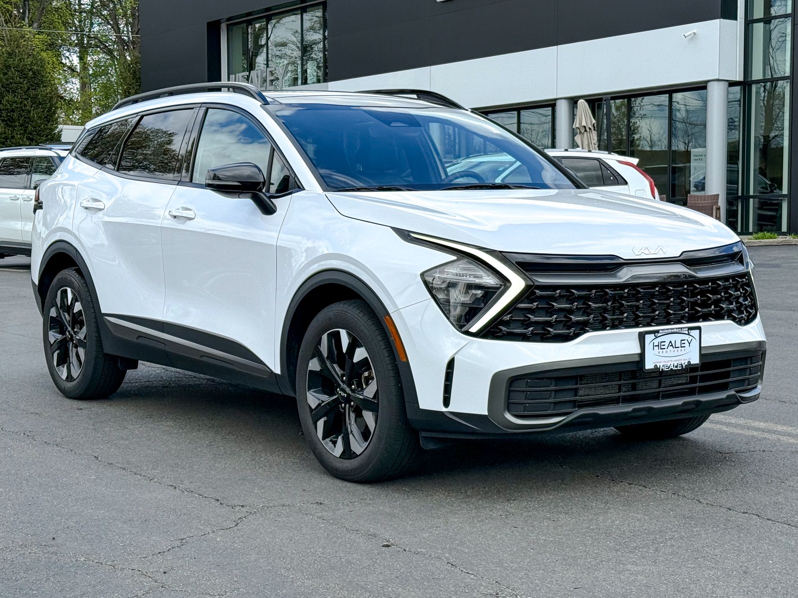 Photo view of 2023 Kia Sportage in White