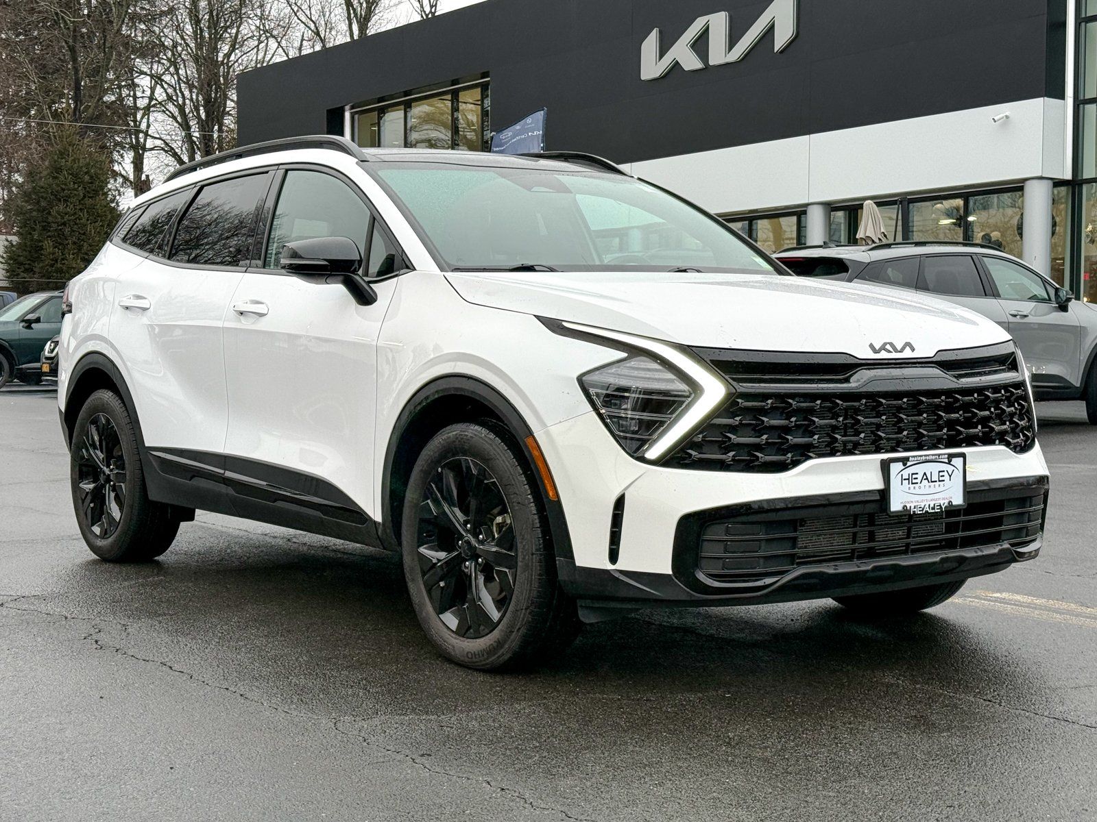 Photo view of 2025 Kia Sportage in White