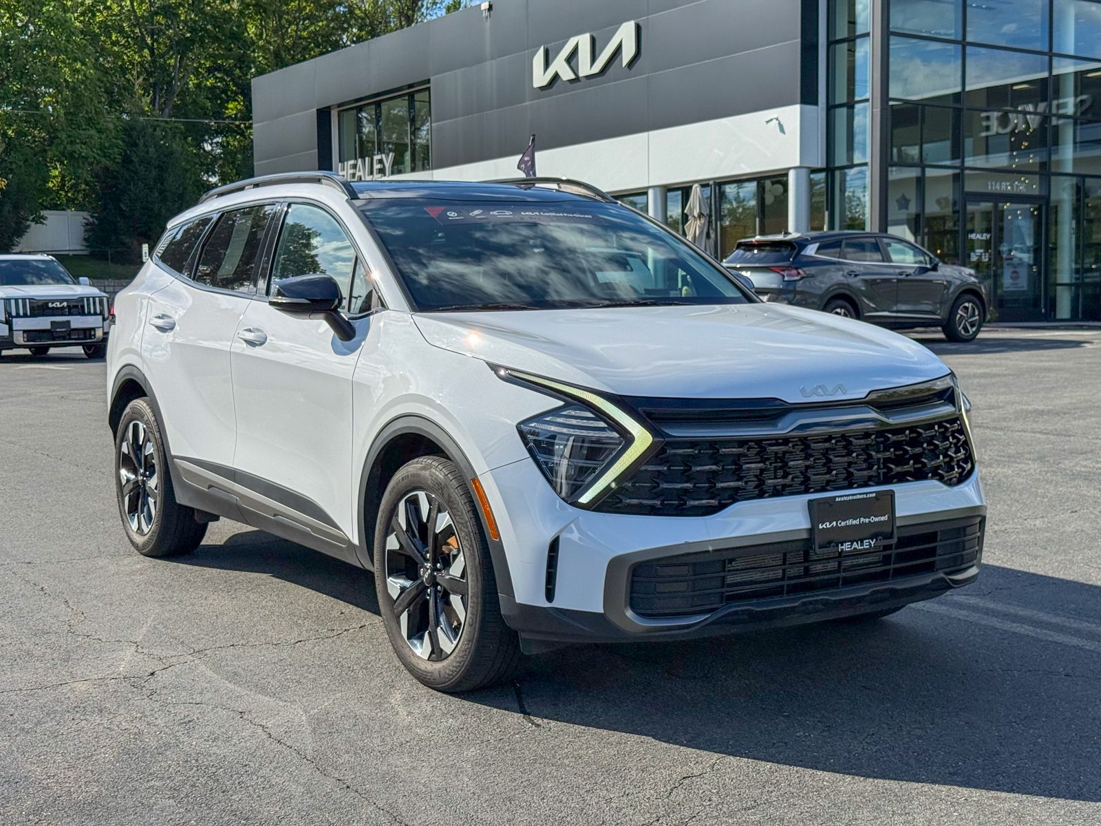 Photo view of 2024 Kia Sportage in White