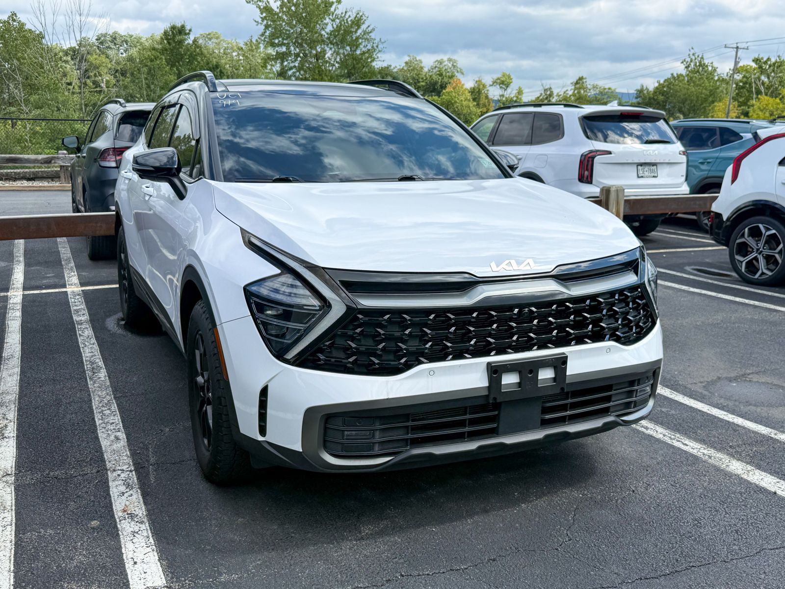 Photo view of 2024 Kia Sportage in White