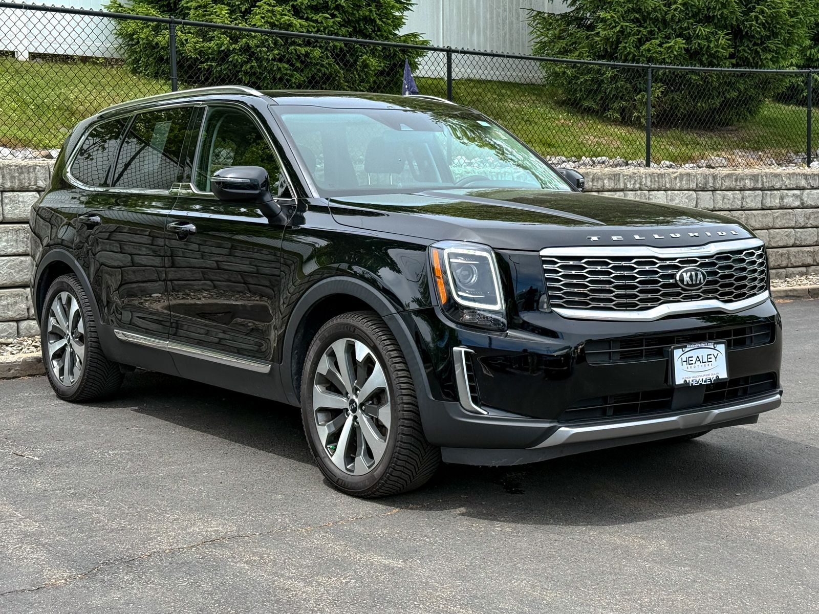 Photo view of 2020 Kia Telluride in Black
