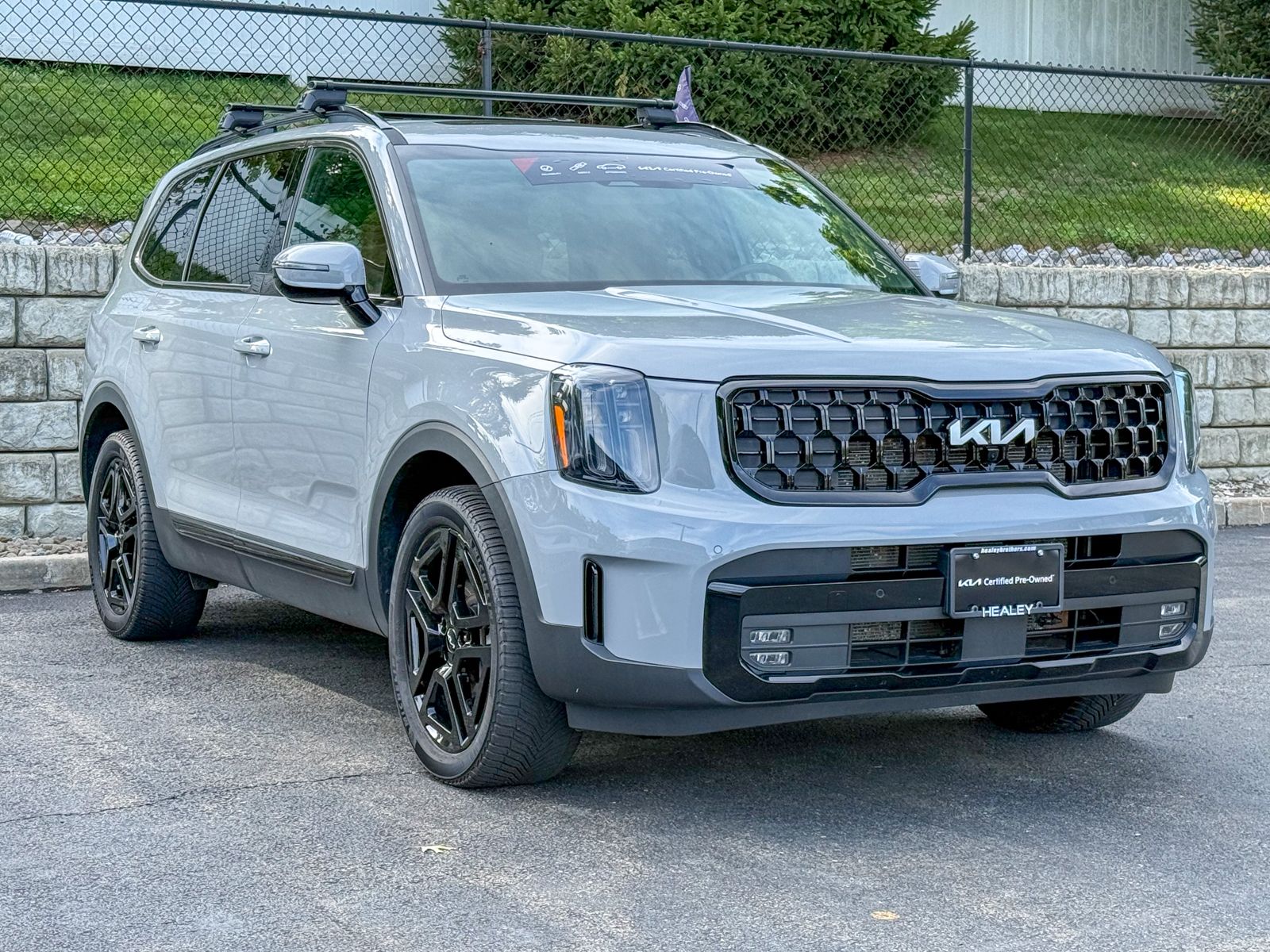 Photo view of 2024 Kia Telluride in Gray