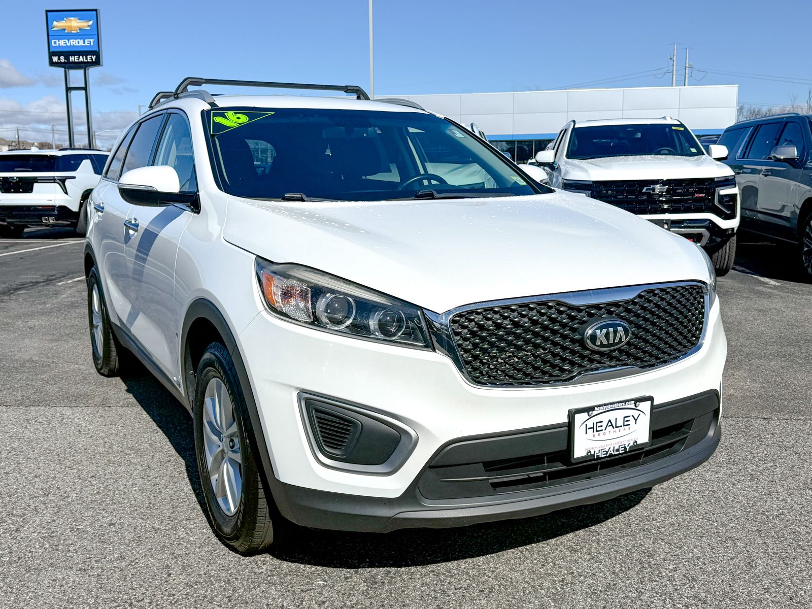 Photo view of 2016 Kia Sorento in White
