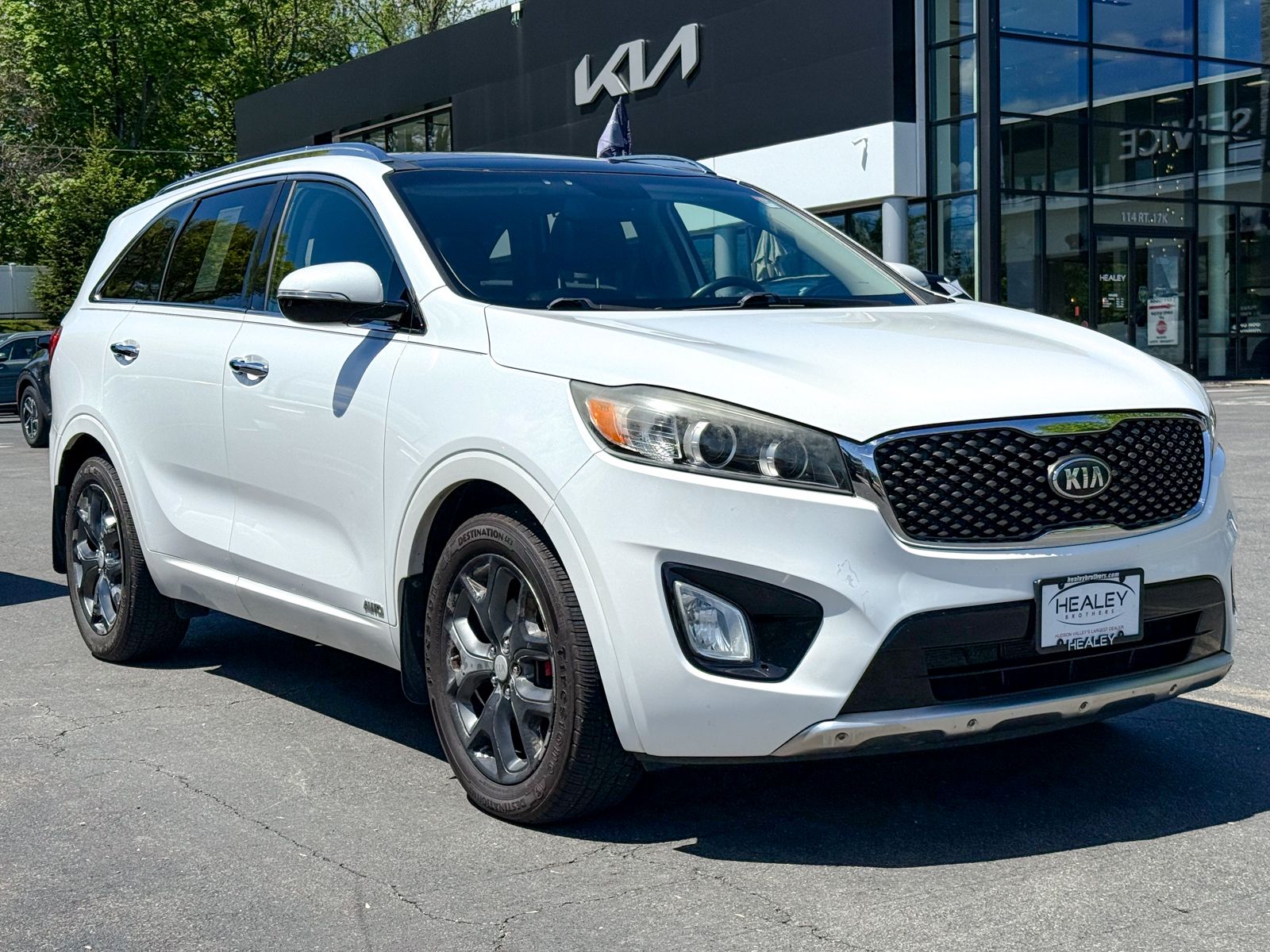 Photo view of 2016 Kia Sorento in White