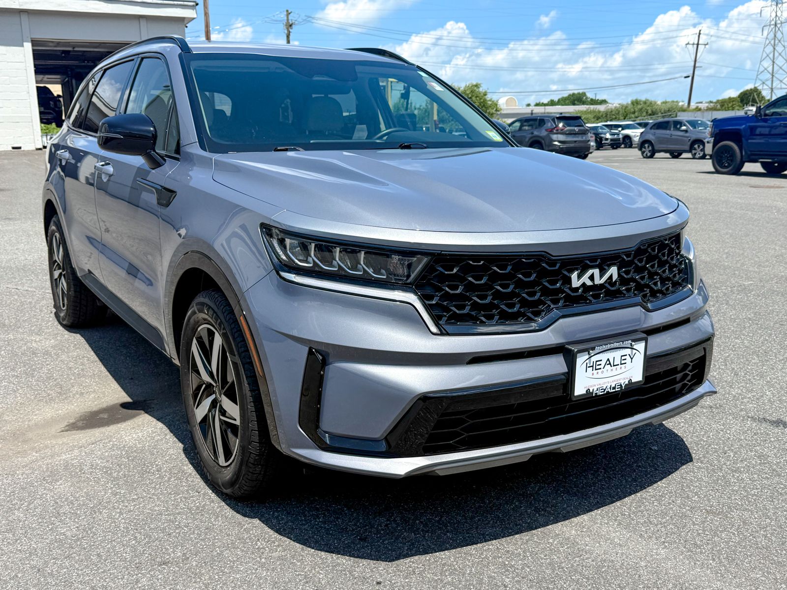Photo view of 2023 Kia Sorento in Silver