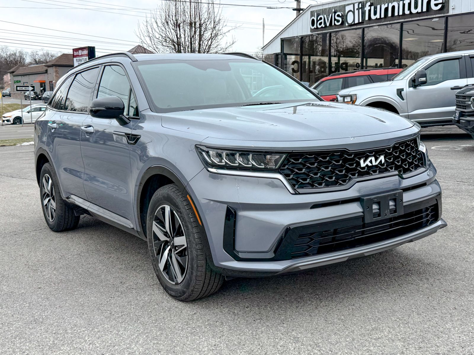 Photo view of 2023 Kia Sorento in Silver