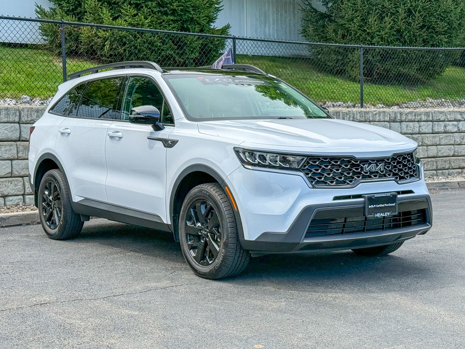 Photo view of 2023 Kia Sorento in White