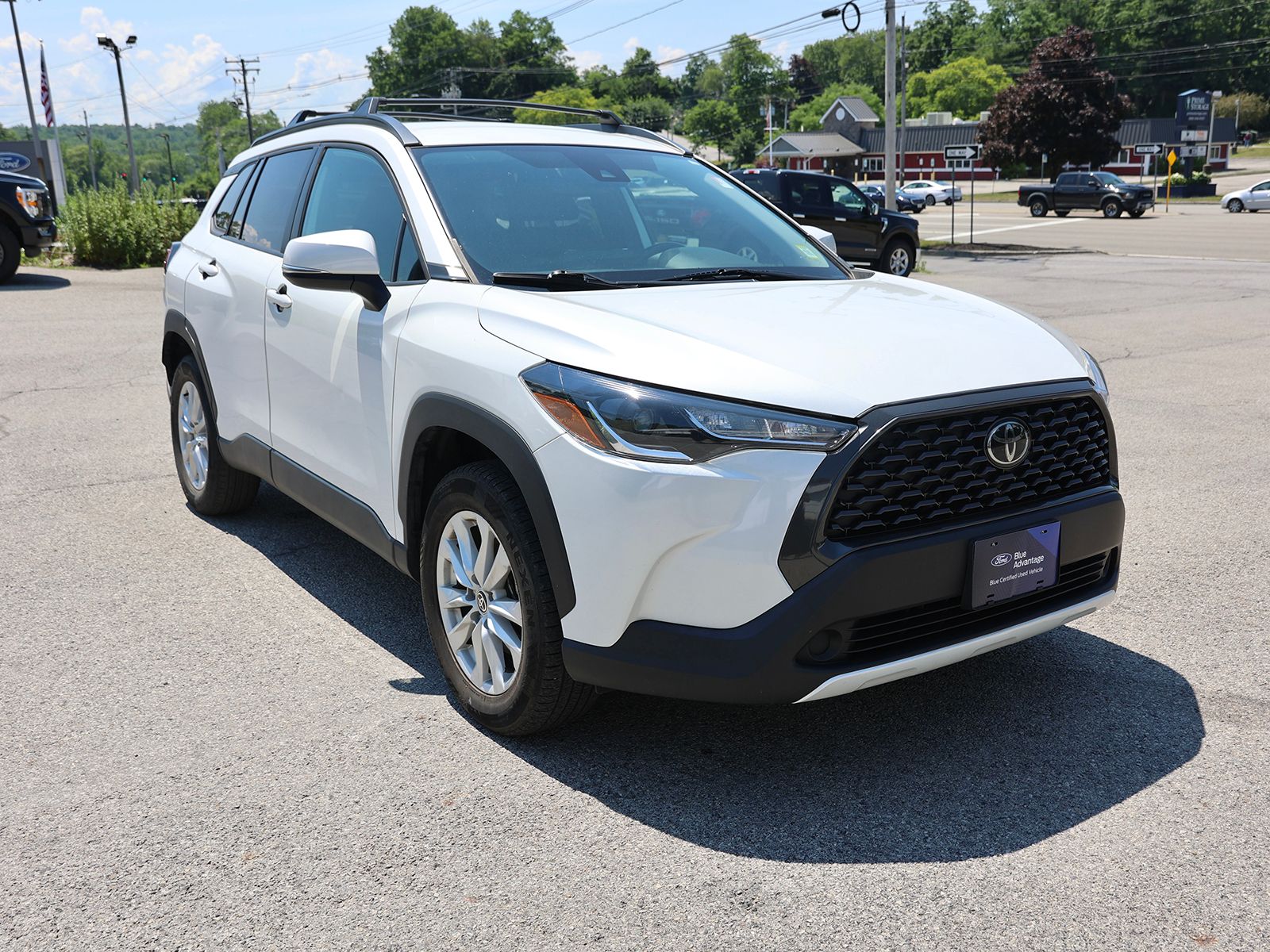Photo view of 2022 Toyota Corolla Cross in White