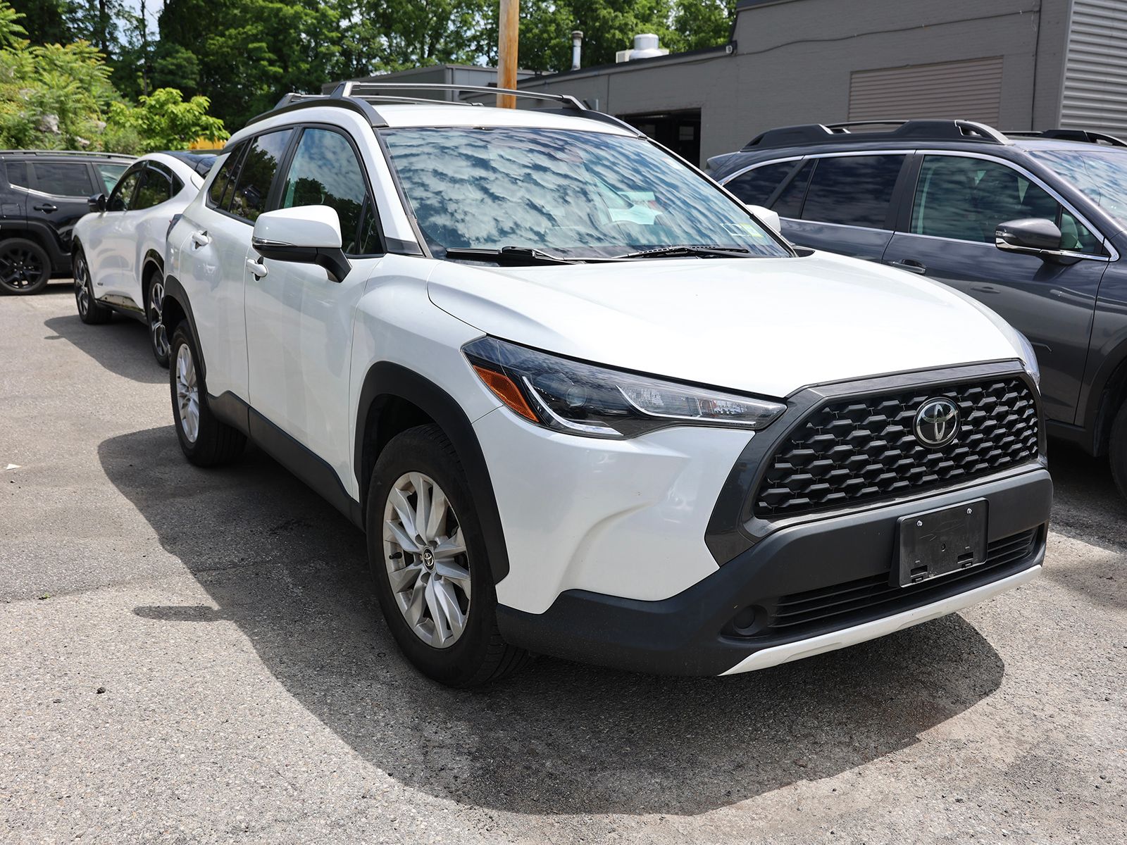 Photo view of 2022 Toyota Corolla Cross in White