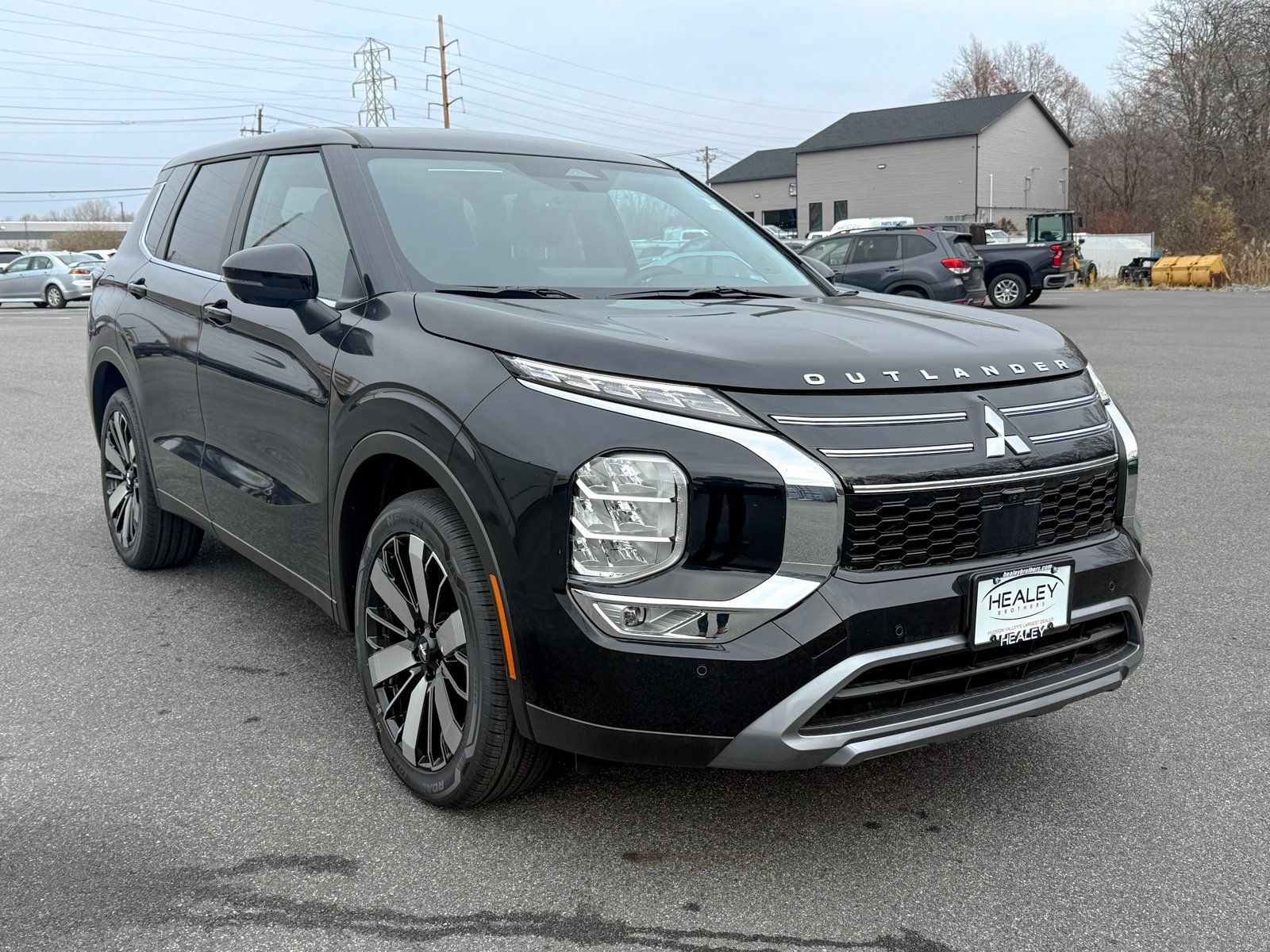 Photo view of 2025 Mitsubishi Outlander in Black
