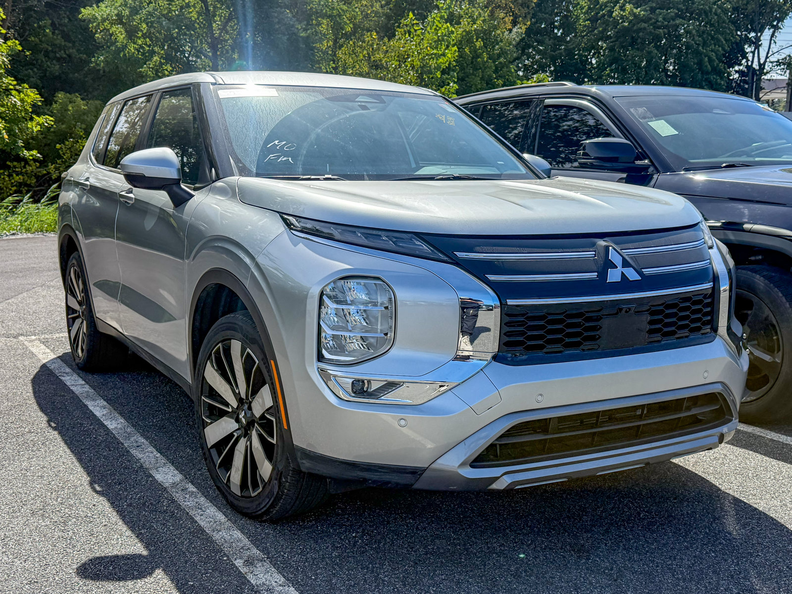Photo view of 2025 Mitsubishi Outlander in Silver