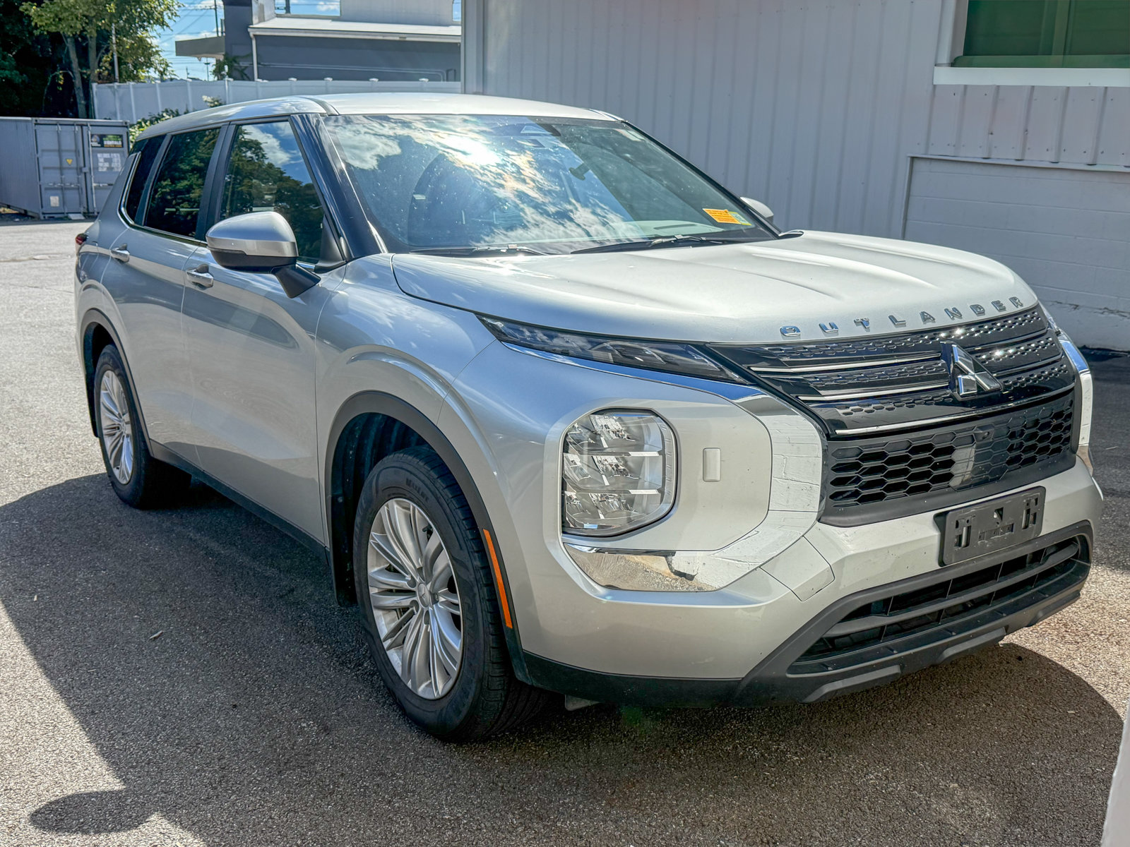Photo view of 2023 Mitsubishi Outlander in Silver