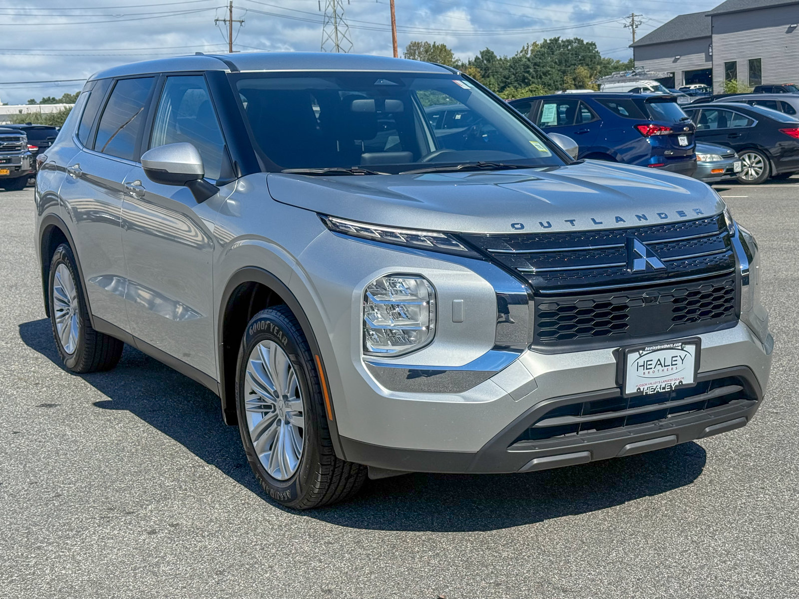 Photo view of 2023 Mitsubishi Outlander in Silver