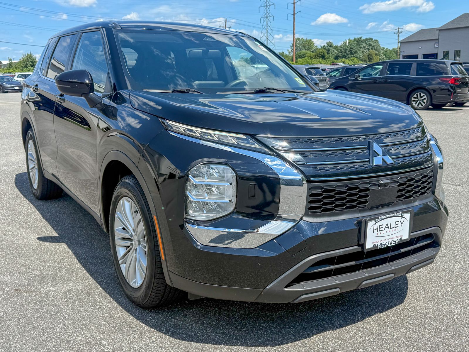 Photo view of 2022 Mitsubishi Outlander in Black