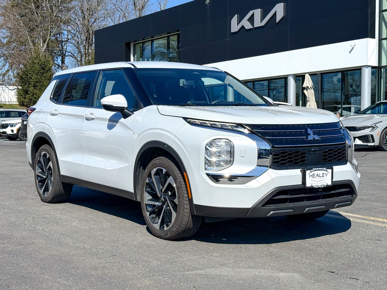 Photo view of 2022 Mitsubishi Outlander in White