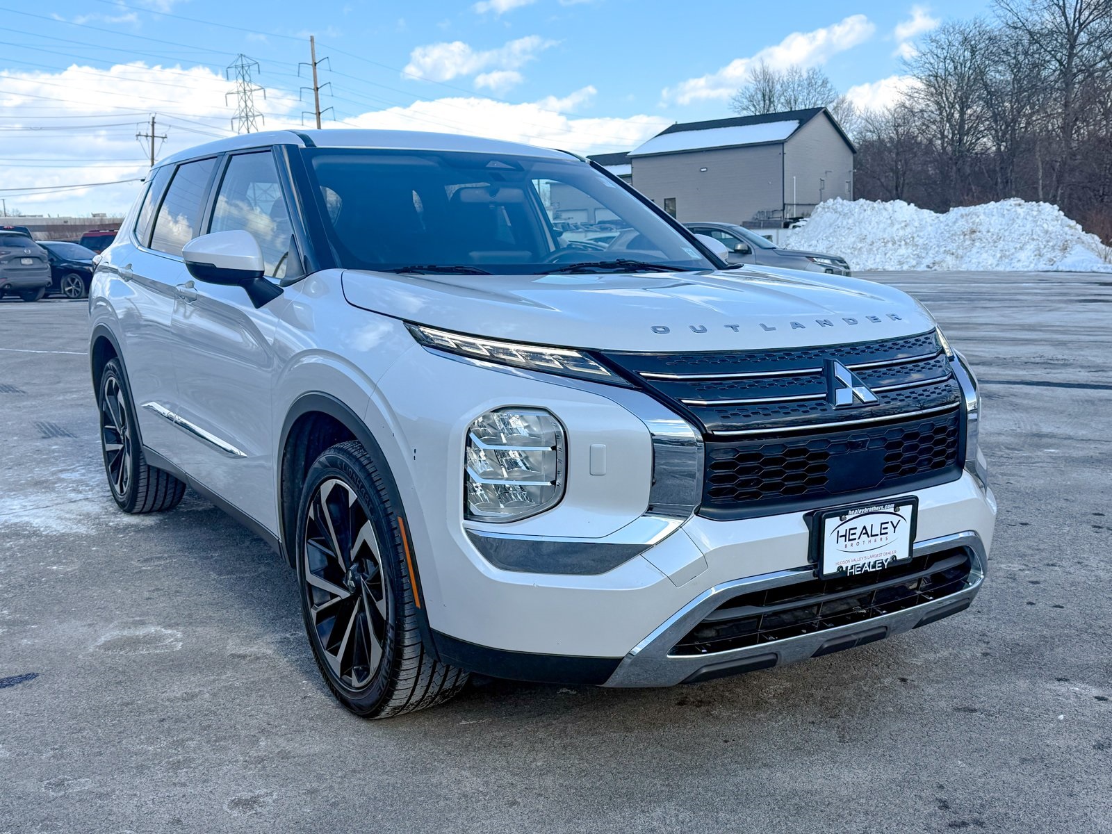 Photo view of 2022 Mitsubishi Outlander in White