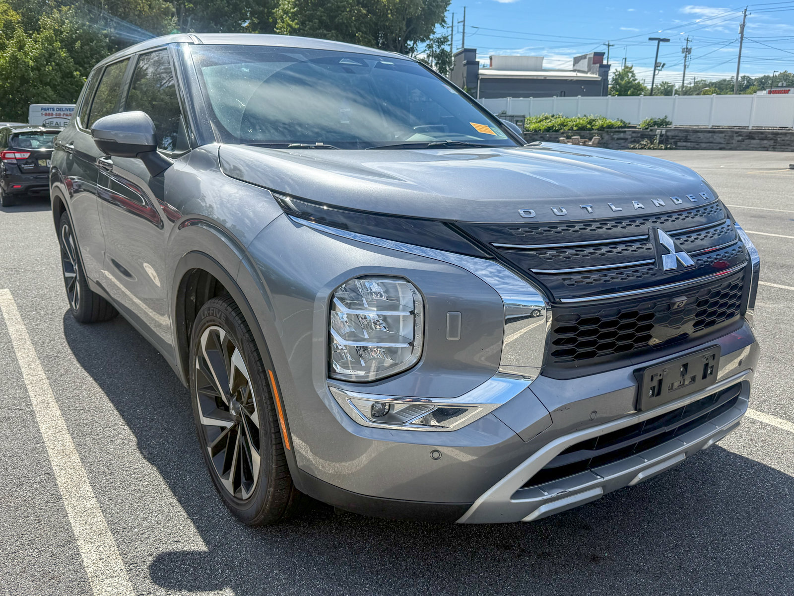 Photo view of 2022 Mitsubishi Outlander in Silver