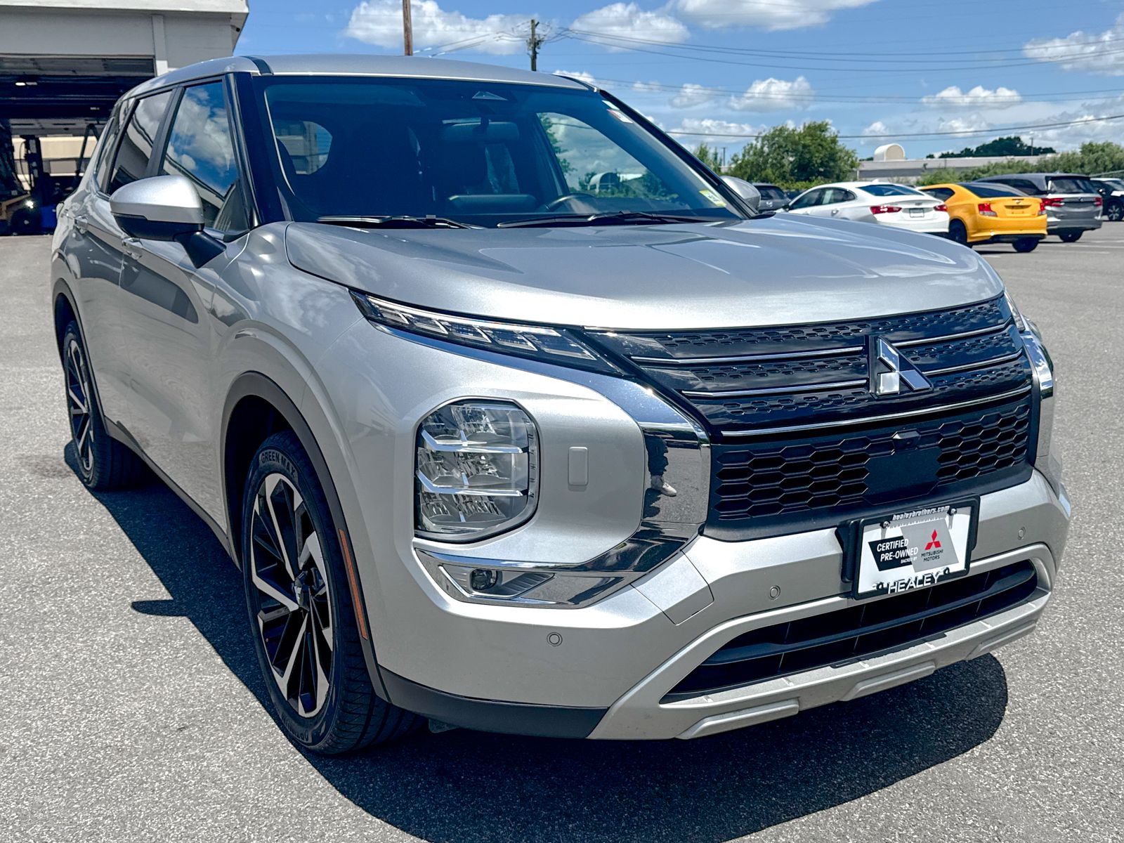Photo view of 2023 Mitsubishi Outlander in Silver