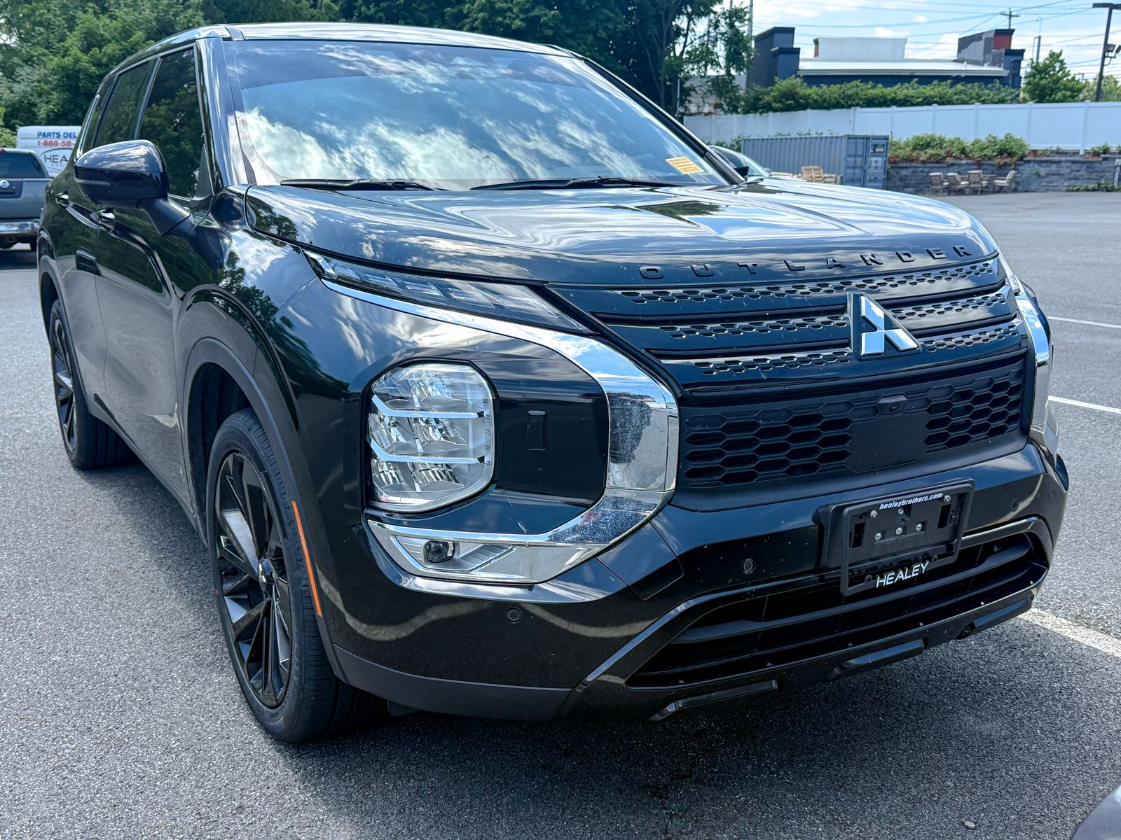 Photo view of 2023 Mitsubishi Outlander in Black