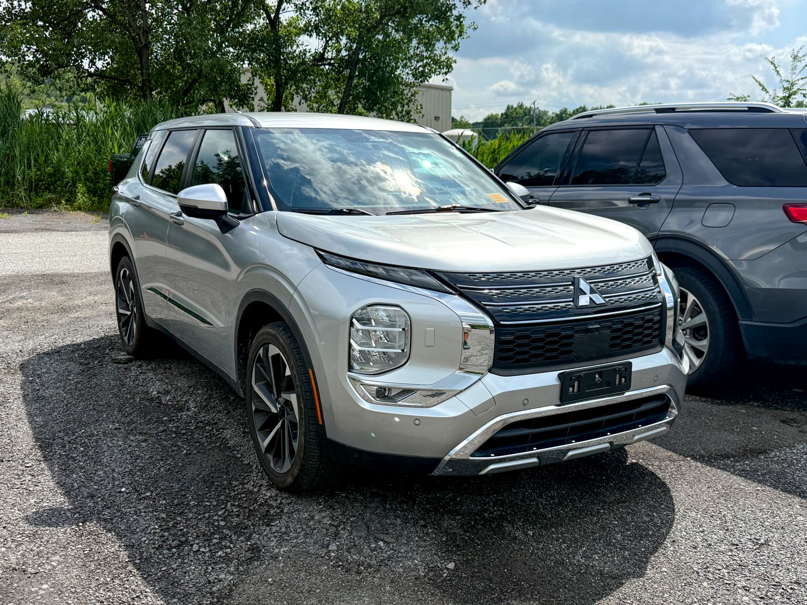 Photo view of 2022 Mitsubishi Outlander in Silver